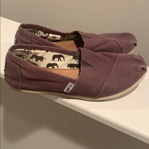 Gray Woman’s Toms